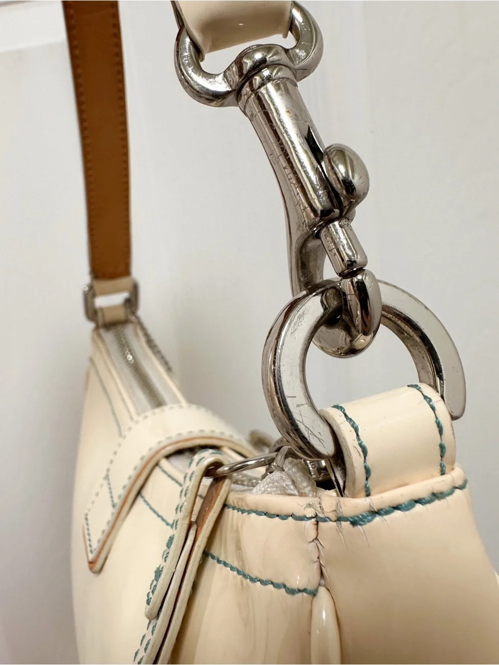 Coach Soho Patent Buckle Flap Shoulder Bag Ivory Patent Leather Vintage Y2K